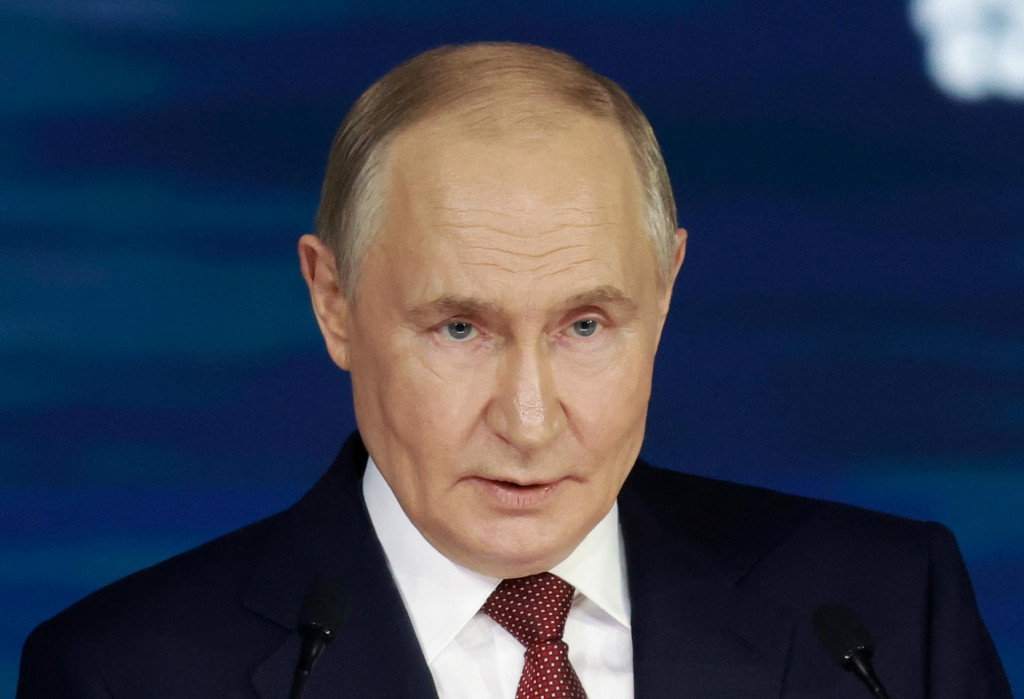 Ruský prezident Vladimir Putin prednáša prejav počas plenárneho zasadnutia Petrohradského medzinárodného ekonomického fóra (SPIEF) v Petrohrade v Rusku 20. júna 2025. FOTO: REUTERS