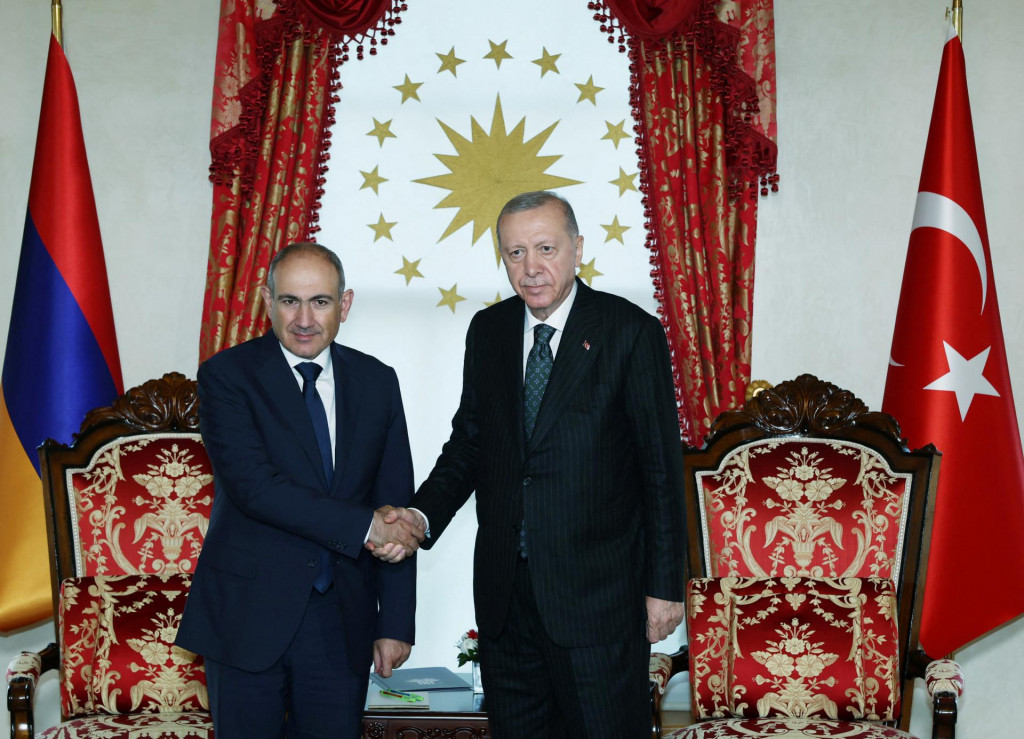 Turecký prezident Tayyip Erdogan sa stretol s arménskym premiérom Nikolom Pašinjanom v Istanbule v Turecku 20. júna 2025. FOTO: REUTERS