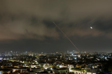 Raketa odpálená z Iránu na Izrael. FOTO: Reuters