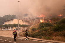 Hasiči sa snažia uhasiť lesný požiar v chorvátskom Pisaku. FOTO: Reuters/Pixsell