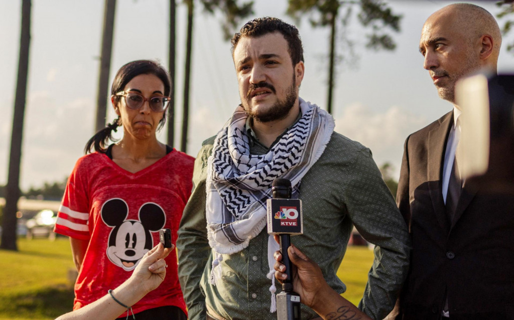Absolvent Kolumbijskej univerzity Mahmúd Chalíl hovorí s médiami po prepustení z imigračnej väzby. FOTO: Reuters