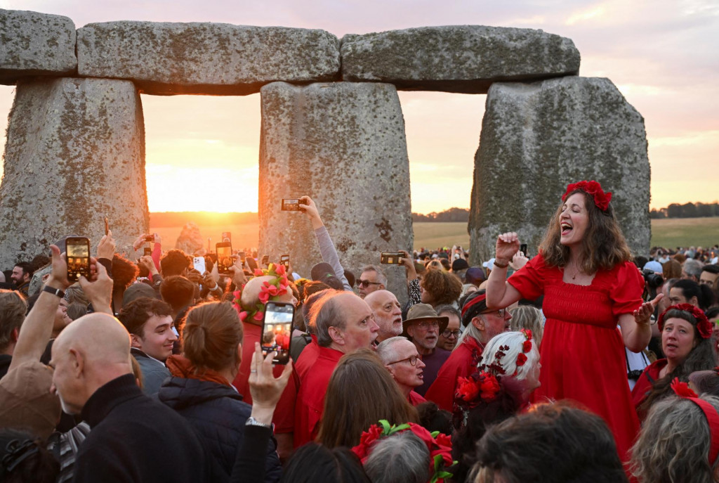 Tisíce ľudí sledovali východ slnka nad prehistorickým kamenným kruhom Stonehenge. FOTO: Reuters