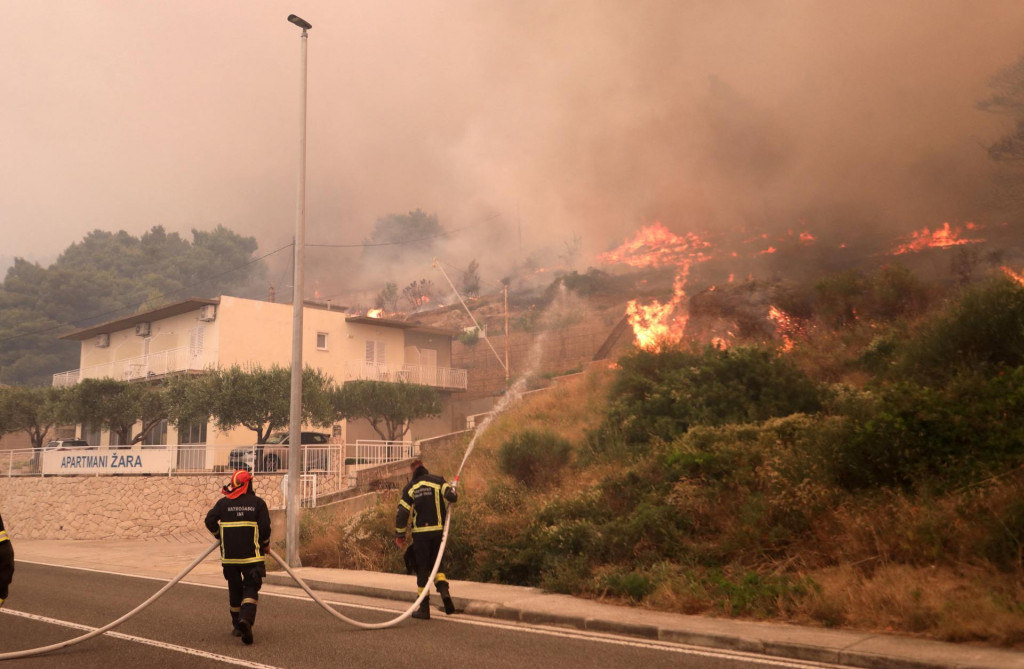 Hasiči sa snažia uhasiť lesný požiar v chorvátskom Pisaku. FOTO: Reuters/Pixsell