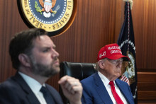 Americký prezident Donald Trump (vpravo) a americký viceprezident J. D. Vance sedia v Situačnej miestnosti Bieleho domu vo Washingtone v sobotu 21. júna 2025. FOTO TASR/AP