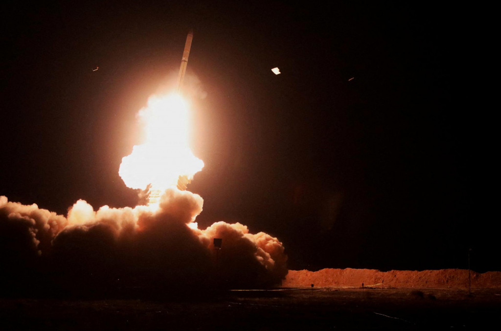 Počas cvičenia protivzdušnej obrany na nezverejnenom mieste v Iráne bola 12. januára 2025 odpálená raketa.FOTO: Iránska armáda/WANA (West Asia News Agency