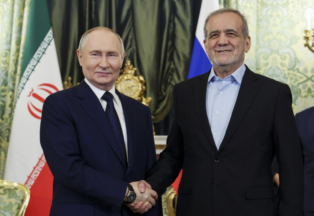 Ruský prezident Vladimir Putin (vľavo) a iránsky prezident Masúd Pezeškiján. FOTO: TASR/AP