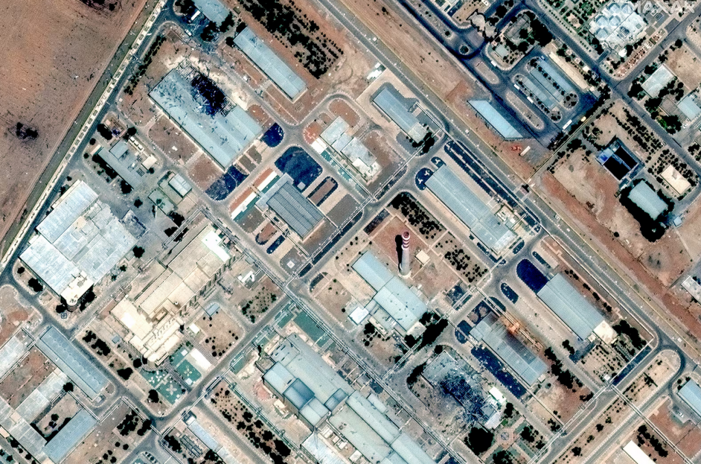 Satelitná snímka ukazuje zariadenie na obohacovanie uránu v Isfaháne po izraelských úderoch. FOTO: Maxar Technologies, Reuters