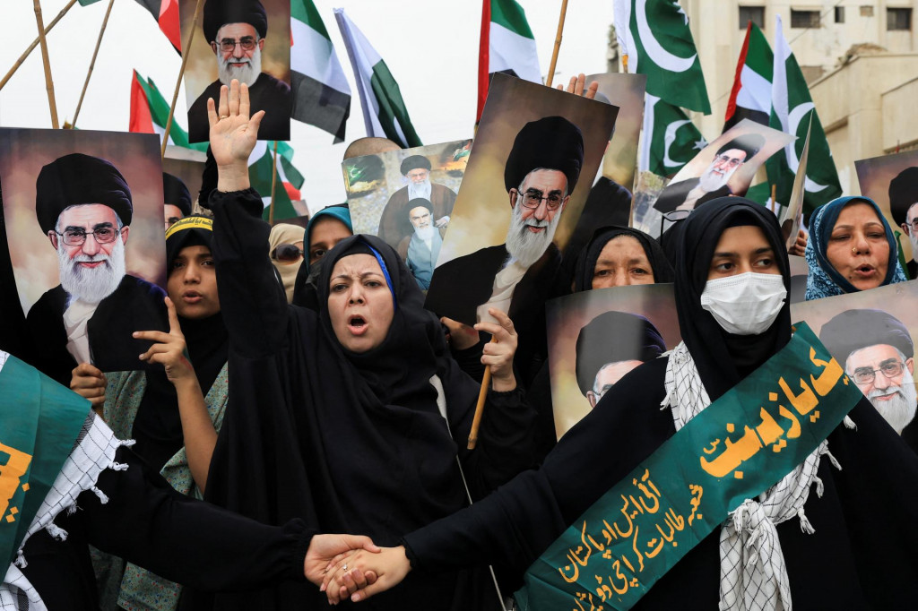 Pakistanskí šiitskí moslimovia skandujú slogany počas zhromaždenia, ktoré nazývajú „dole s Izraelom“, po izraelských útokoch v Iráne v Karáčí v Pakistane 22. júna 2025. FOTO: REUTERS