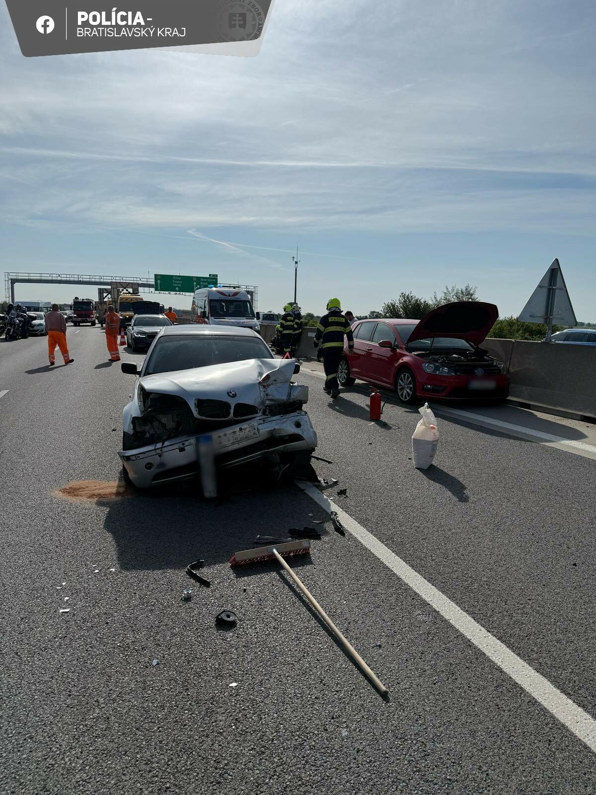 D1 smerom do Bratislavy je pre dopravnú nehodu uzavretá