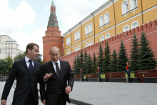 Ruský prezident Dmitrij Medvedev (vľavo) kráča vedľa premiéra Vladimira Putina po pietnej spomienke pri Hrobe neznámeho vojaka v Moskve 22. júna 2011. FOTO: REUTERS