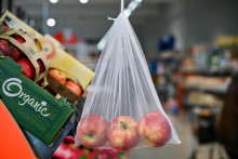 Najväčšie zastúpenie majú slovenské výrobky v malých predajniach, nasledujú supermarkety, hypermarkety a najmenej ich je v diskontných predajniach. FOTO: TASR/Pavol Zachar