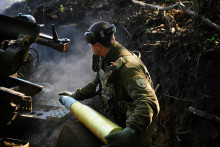 Ukrajinský vojak nabíja muníciu do húfnice, ktorú pripravuje na paľbu smerom k ruským jednotkám v Charkovskej oblasti. FOTO: Reuters/Ukrajinské ozbrojené sily
