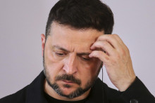 Na snímke ukrajinský prezident Volodymyr Zelenskyj reaguje počas spoločnej tlačovej konferencie s rakúskym prezidentom Alexandrom van Der Bellenom vo Viedni v pondelok 16. júna 2025. FOTO TASR/AP