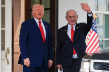 Americký prezident Donald Trump zariskoval, keď sa rozhodol pridať k izraelskému premiérovi Benjaminovi Netanjahovi v útokoch na Irán. FOTO: Reuters/K. Mohatt