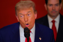 Americký prezident Donald Trump predniesol prejav k národu spolu s americkým ministrom zahraničných vecí Marcom Rubiom v Bielom dome vo Washingtone. FOTO: REUTERS