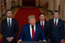 Prezident USA Donald Trump oznamuje letecký útok na iránske jadrové zariadenia.Vedľa neho sú viceprezident Vance, minister zahraničia Rubio a minister obrany Hegseth. FOTO: Reuters