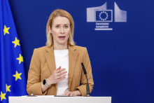 Šéfka zahraničnej politiky EÚ Kaja Kallasová gestikuluje počas tlačovej konferencie v Bruseli. FOTO TASR/AP
