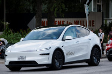 Odborníci aj konkurenti majú pochybnosti o tom, ako spoľahlivo dokážu tesly autonómne jazdiť. Musk sa totiž chce spoliehať iba na kamery, nie na drahšie laserové radary, ktoré snímajú okolie. FOTO: REUTERS