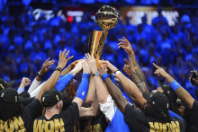 Basketbalisti Oklahoma City Jalen Williams pózujú s majstrovským pohárom Larryho O‘Briena po víťazstve v rozhodujúcom siedmom stretnutí finálovej série zámorskej NBA proti Indiane Pacers. FOTO: TASR/AP