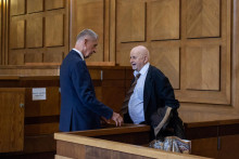 Český expremiér Andrej Babiš a jeden z jeho advokátov Eduard Bruna pred začiatkom ďalšieho dňa súdneho pojednávania v kauze Čapí hnízdo. FOTO: TASR/Barbora Vizváryová