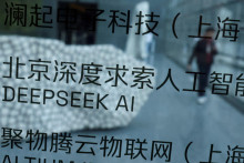 DeepSeek, ktorý sídli v čínskom Chang-čou, v januári otriasol svetom technológií správou, že jeho modely logického uvažovania sú porovnateľné alebo aj lepšie ako modely popredných amerických spoločností a že boli vyvinuté za zlomok ich ceny. FOTO: REUTERS