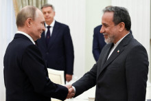 Ruský prezident Vladimir Putin si podáva ruku s iránskym ministrom zahraničných vecí Abbásom Arakčím. FOTO: Reuters/Sputnik