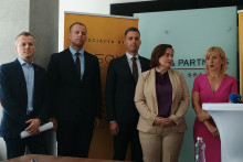 Asociácia AI 23. júna predstavila prvý Etický kódex pre AI na Slovensku. Zľava: Tomáš Mikš, Damián Palašta, Robert Gašparovič, Natália Pokojná a Miroslava Šáchová.