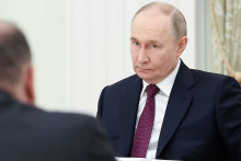 Vladimír Putin počas stretnutia s iránskym ministrom zahraničných vecí Abbásom Arakčím. FOTO: Reuters