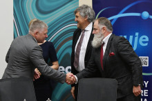Na snímke zľava predseda vlády Robert Fico si podáva ruku s predsedom Predstavenstva VUJE Zoltánom Harsányim.

FOTO: TASR/L. Grinaj