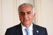 Reza Pahlaví, syn posledného iránskeho šáha v exile, pózuje po rozhovore pre agentúru Reuters o situácii v Iráne a potrebe podpory Iráncov v Paríži vo Francúzsku 23. júna 2025. FOTO: REUTERS
