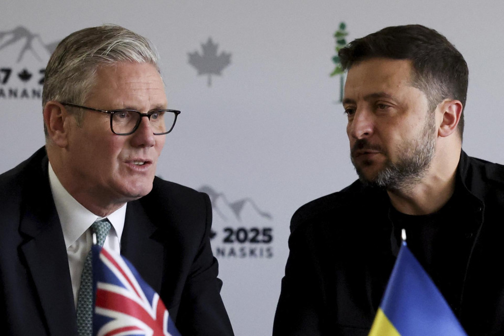 Na snímke sprava ukrajinský prezident Volodymyr Zelenskyj a britský premiér Keir Starmer diskutujú počas bilaterálneho stretnutia na summite G7 v kanadskom Kananaskise v utorok 17. júna 2025. FOTO TASR/AP
