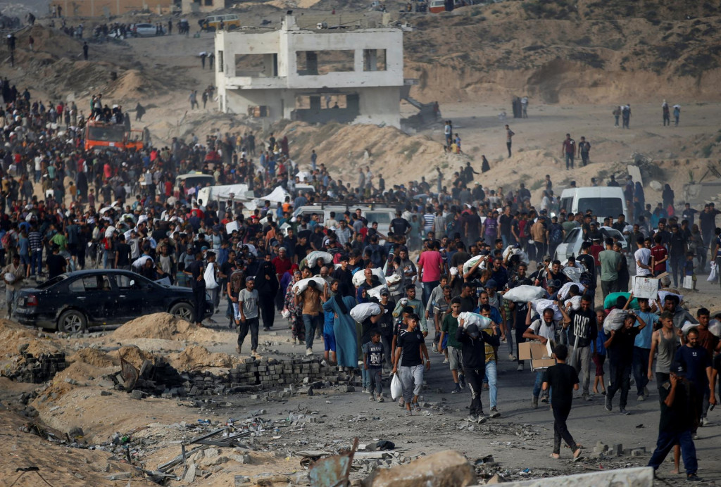 Palestínčania sa zhromažďujú, aby si prevzali pomoc v Beit Lahia v severnom Pásme Gazy. FOTO: Reuters