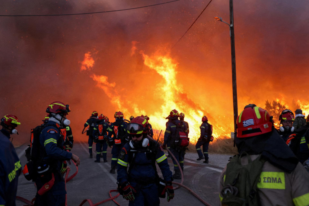 Hasiči pracujú na uhasení lesného požiaru na gréckom ostrove Chios. FOTO: Reuters