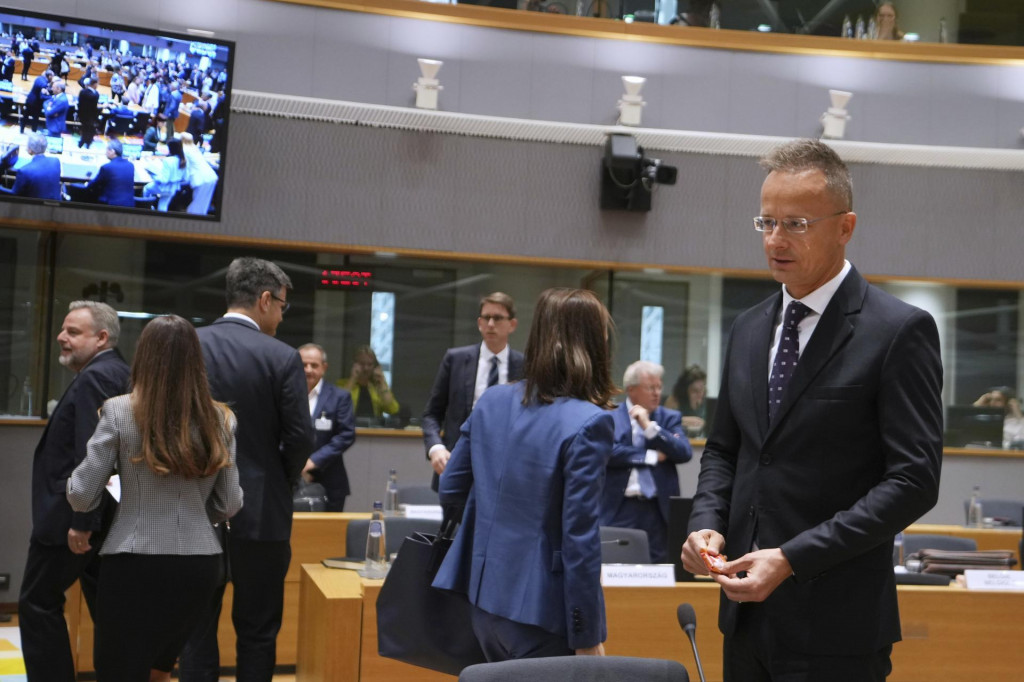 Maďarský minister zahraničných vecí Péter Szijjártó prichádza na okrúhly stôl počas zasadnutia ministrov zahraničných vecí členských štátov EÚ v Bruseli. FOTO: TASR/AP