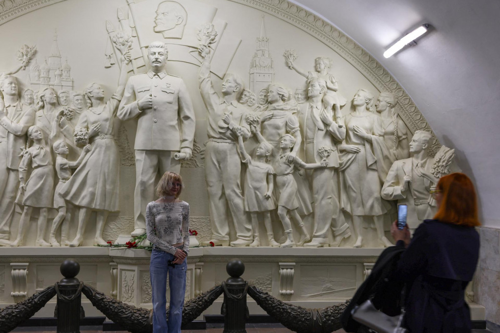 Basreli&eacute;f Josifa Stalina v metre v Moskve. FOTO: Reuters