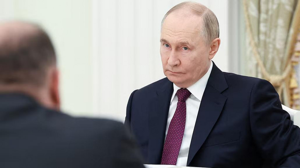 Vladimír Putin počas stretnutia s iránskym ministrom zahraničných vecí Abbásom Arakčím. FOTO: Reuters
