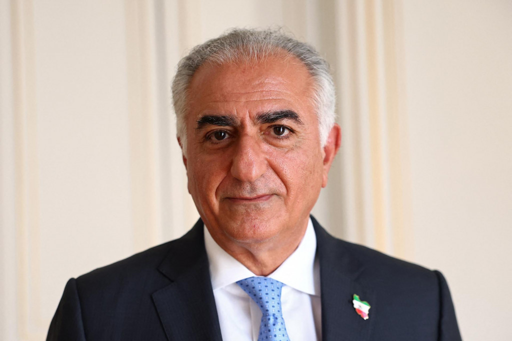 Reza Pahlaví, syn posledného iránskeho šáha v exile, pózuje po rozhovore pre agentúru Reuters o situácii v Iráne a potrebe podpory Iráncov v Paríži vo Francúzsku 23. júna 2025. FOTO: REUTERS