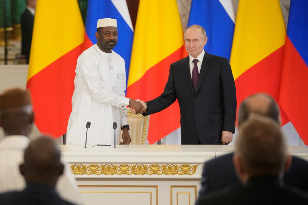 Ruský prezident Vladimir Putin si podáva ruku s dočasným prezidentom Malijskej republiky Assimim Goitom počas slávnostného podpisu po ich rokovaniach vo Veľkom Kremľskom paláci v Moskve v Rusku 23. júna 2025. FOTO: REUTERS