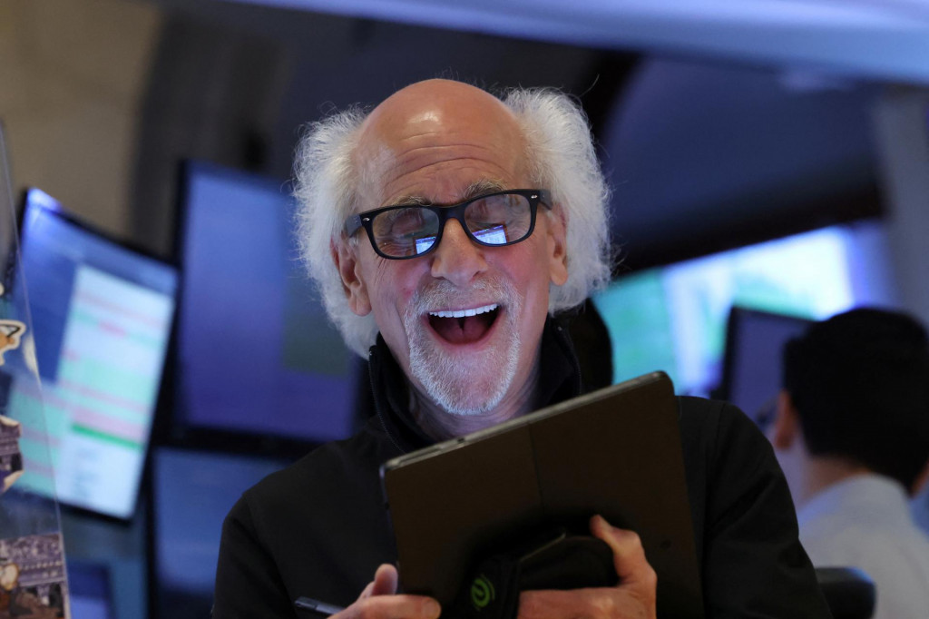 Obchodník pracuje na parkete na Newyorskej burze cenných papierov (NYSE) v New Yorku, USA, 23. júna 2025. FOTO: REUTERS