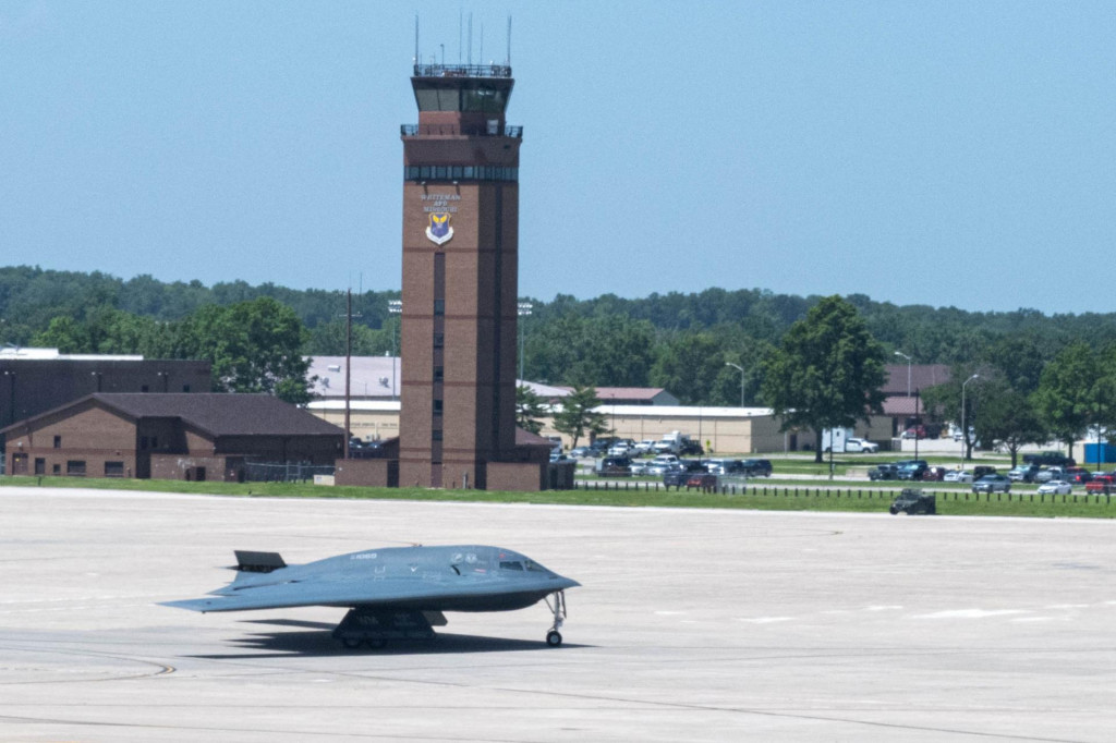 Americký bombardér B-2 Spirit sa vracia z operácie Midnight Hammer, amerického útoku na iránske jadrové zariadenia, na leteckej základni Whiteman v Missouri v USA v júni 2025. FOTO: REUTERS