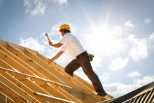 Pokiaľ ide o realizáciu prác, mnohí žiadatelia sa snažia kombinovať svojpomoc a stavebných dodávateľov. FOTO: Dreamstime