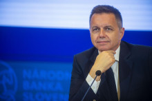 Guvernér NBS Peter Kažimír upozorňuje na riziká neúspešných rokovaní o clách s Donaldom Trumpom. FOTO: TASR/J. Kotian