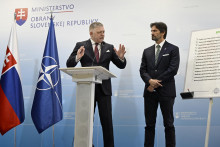 Premiér Robert Fico a minister obrany Robert Kaliňák hovoria o vlastnom tempe zvyšovania výdavkov na obranu. FOTO: TASR/P. Neubauer
