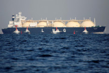 Tanker so skvapalneným zemným plynom (LNG) je ťahaný smerom k tepelnej elektrárni vo Futtsu, východne od Tokia, Japonsko. FOTO: REUTERS