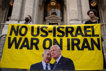 Demonštranti držia transparent požadujúci ukončenie americko-izraelskej vojny voči Iránu. Záber vznikol 18. júna na proteste v New Yorku. FOTO: Reuters
