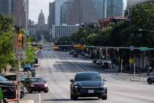 Robotaxi Tesla jazdí po ulici South Congress Avenue v Austine v Texase v USA 22. júna 2025. FOTO: Reuters