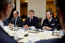 Francúzsky prezident Emmanuel Macron v sprievode generálneho tajomníka francúzskeho prezidentstva Emmanuela Moulina a francúzskeho generála Fabiena Mandona sa zúčastňuje stretnutia o národnej bezpečnosti o kríze medzi Izraelom a Iránom. FOTO: Reuters