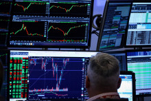 Investori tiež sledovali Powellovo vystúpenie v Kongrese, kde naznačil, že Fed bude ďalej vyčkávať so znížením úrokov, než vyhodnotí dopady ciel na infláciu. FOTO: REUTERS