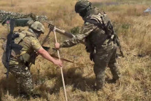Na snímke z videa zverejnenej ruským ministerstvom obrany ruskí vojaci pripravujú dron na vystrelenie na ukrajinské pozície na neznámom mieste na Ukrajine 24. júna 2025. FOTO: TASR/AP