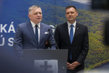 Premiér SR Robert Fico (Smer-SD) a podpredseda vlády a minister životného prostredia SR Tomás Taraba. FOTO TASR